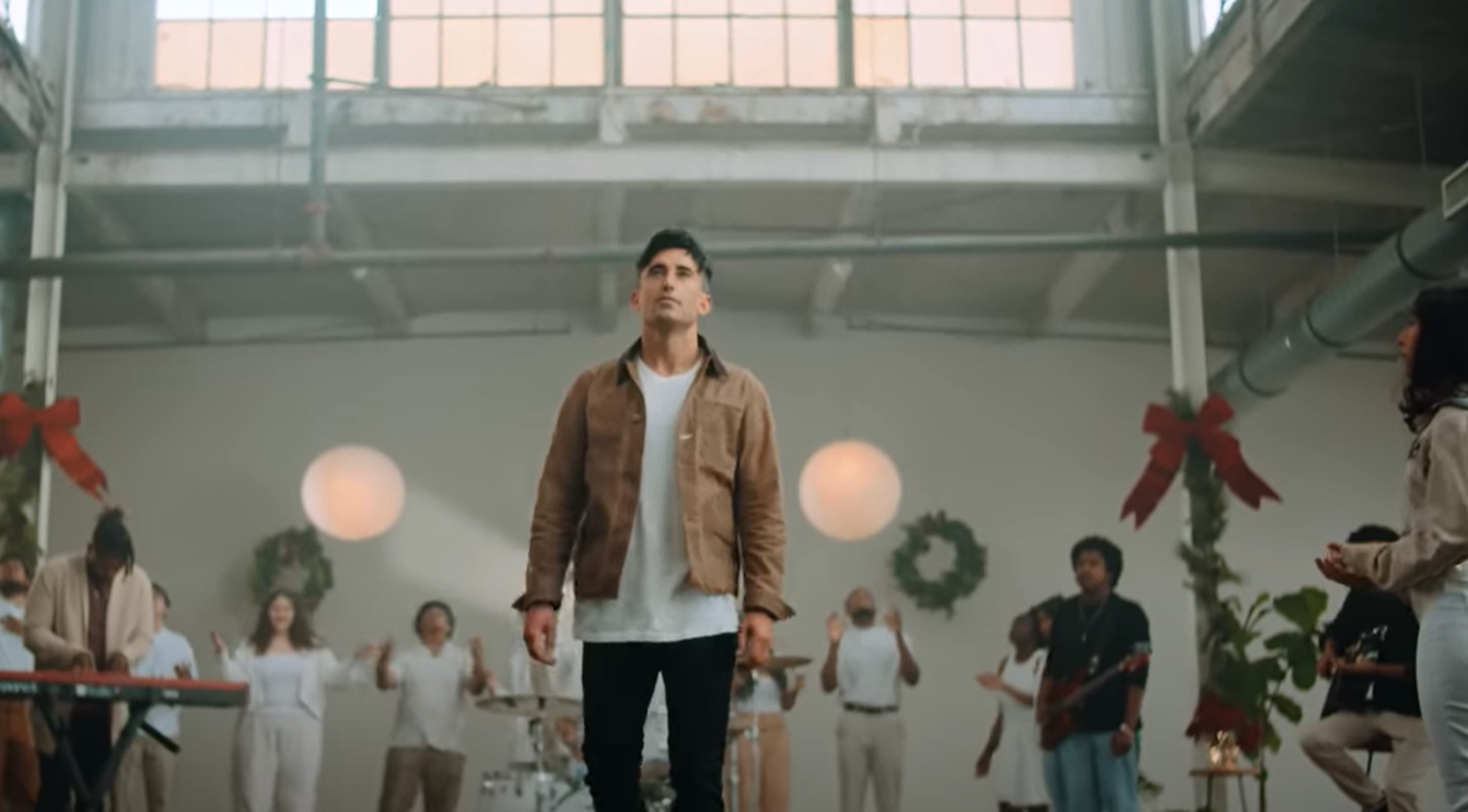 Phil Wickham – Manger Throne (Official Music Video)